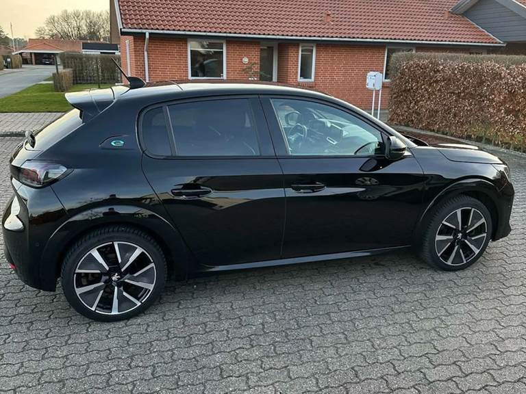 Peugeot e-208 50 GT Sky