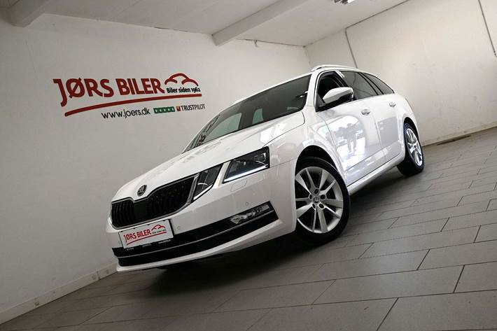 Hvid Skoda Octavia fra 2019 set udefra
