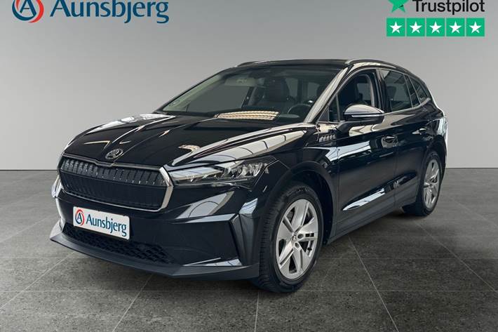 Sort Skoda Enyaq fra 2023 set udefra