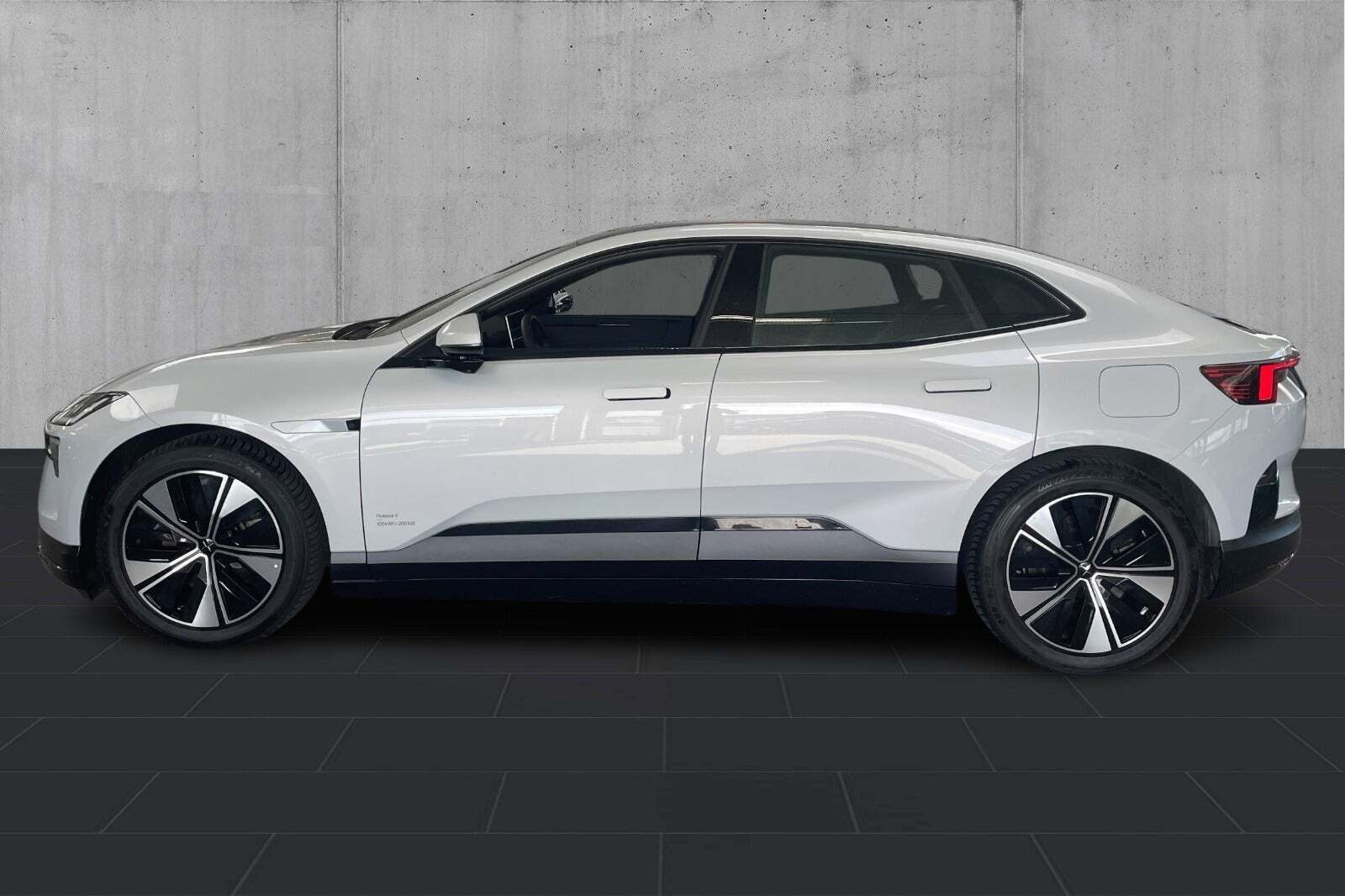 Grå Polestar 4 fra 2024