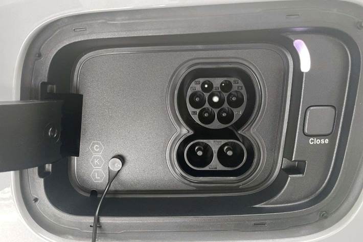 Grå Polestar 4 fra 2024