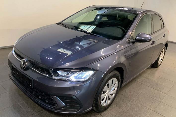 Grå VW Polo fra 2022 set udefra