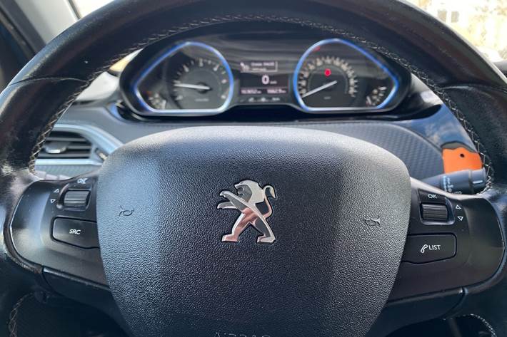 Grøn Peugeot 2008 fra 2018