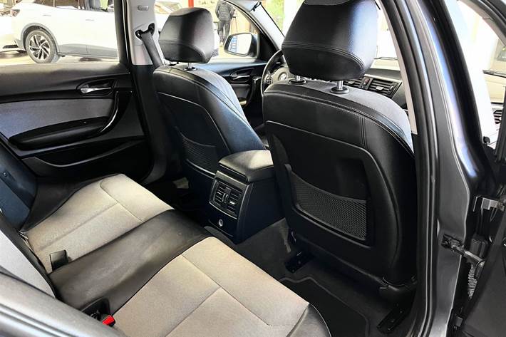 Grå BMW 116d fra 2012