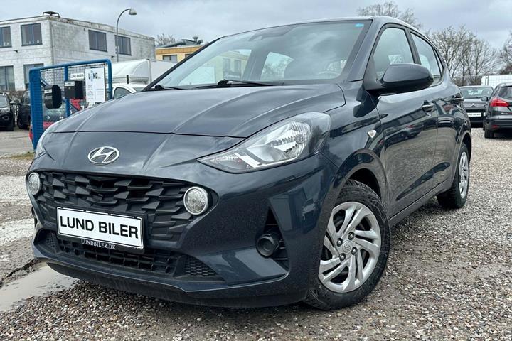 Grå Hyundai i10 fra 2023 set udefra
