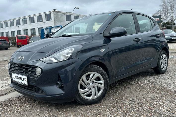Grå Hyundai i10 fra 2023