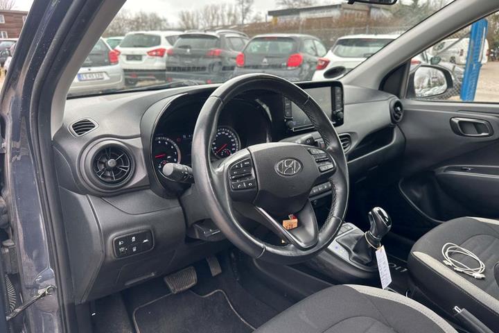 Grå Hyundai i10 fra 2023