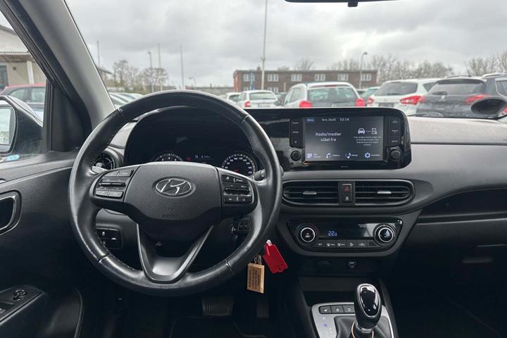 Grå Hyundai i10 fra 2023