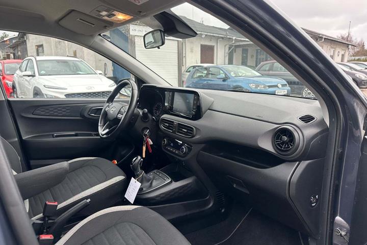Grå Hyundai i10 fra 2023