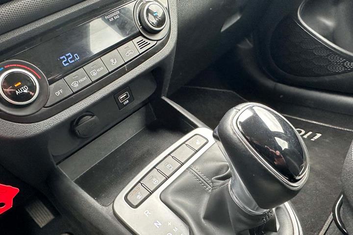 Grå Hyundai i10 fra 2023