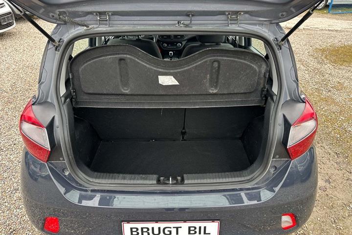 Grå Hyundai i10 fra 2023