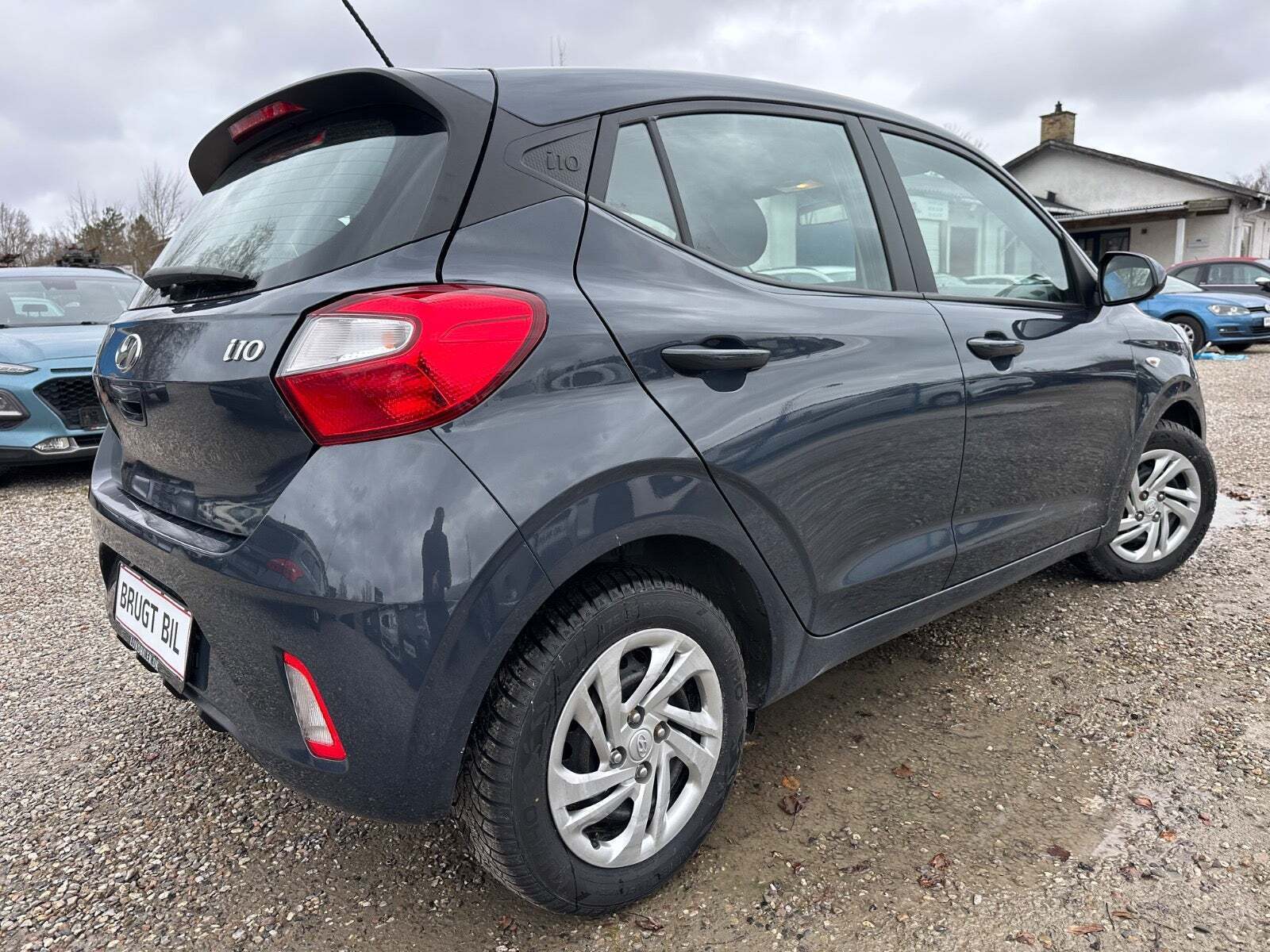 Grå Hyundai i10 fra 2023
