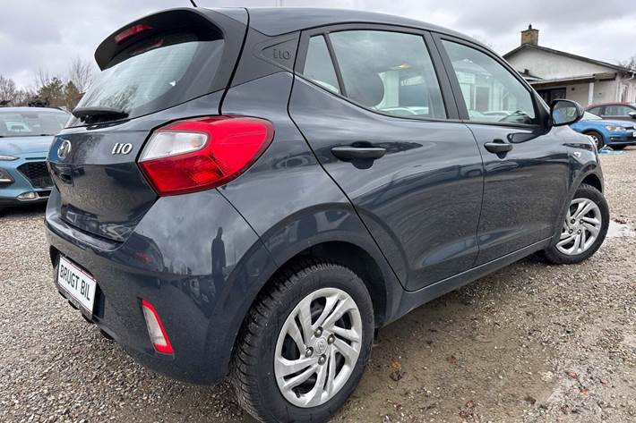 Grå Hyundai i10 fra 2023