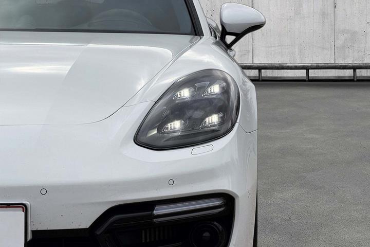 Hvid Porsche Panamera GTS fra 2020