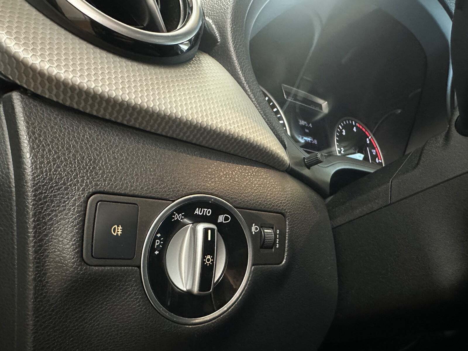 Grå Mercedes B180 fra 2013