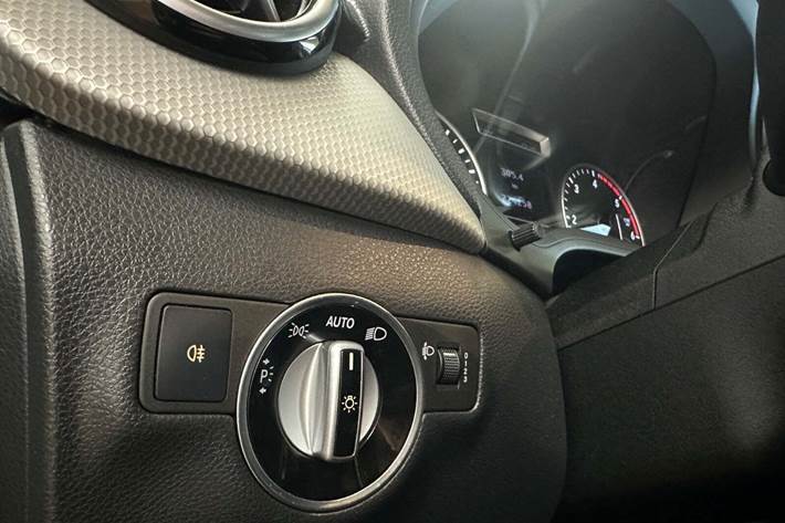 Grå Mercedes B180 fra 2013