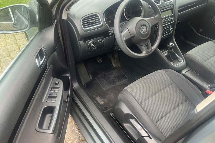 Grå VW Golf VI fra 2010