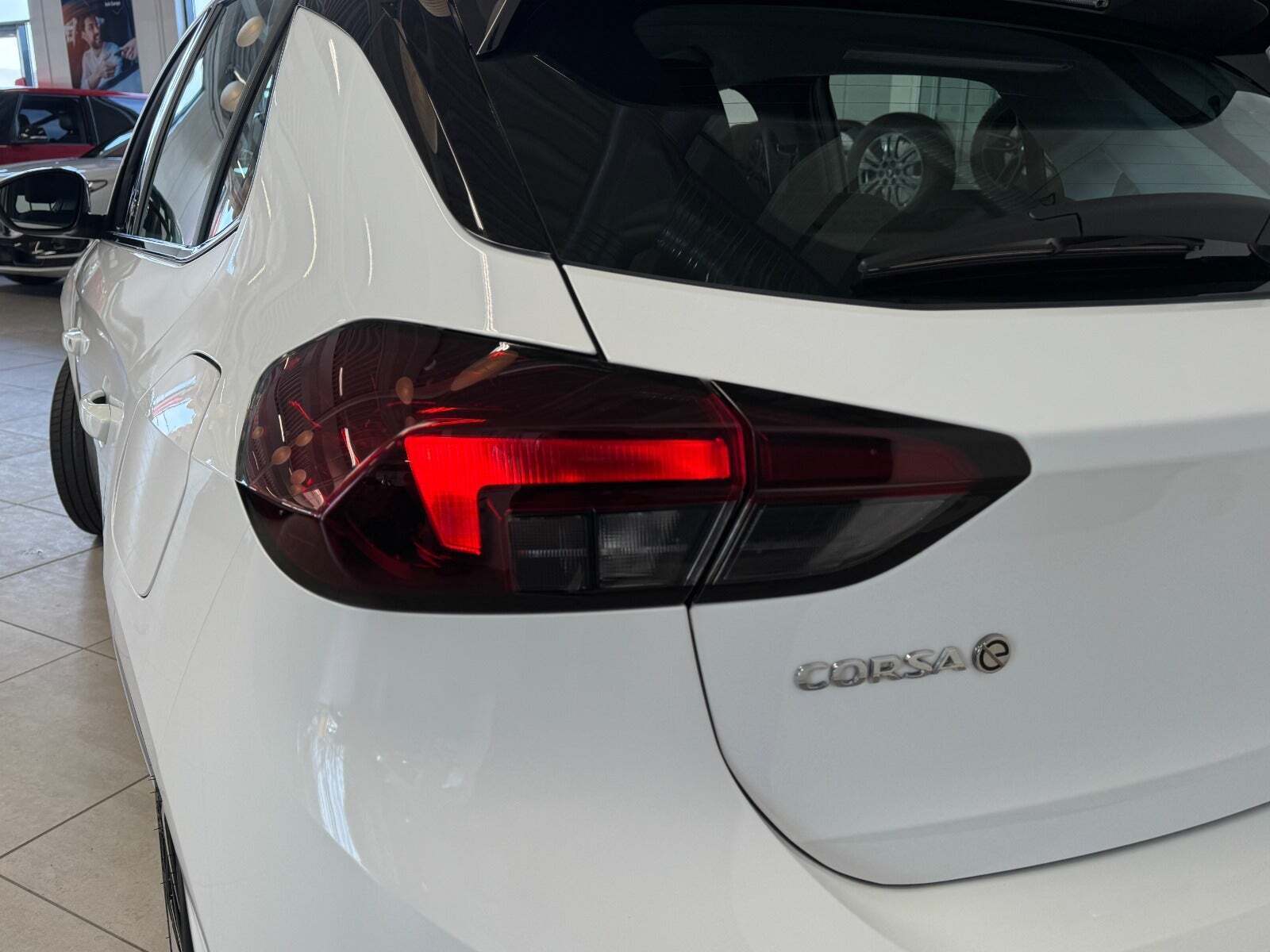 Hvid Opel Corsa-e fra 2023