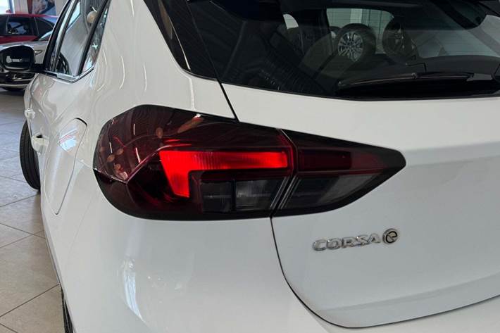 Hvid Opel Corsa-e fra 2023