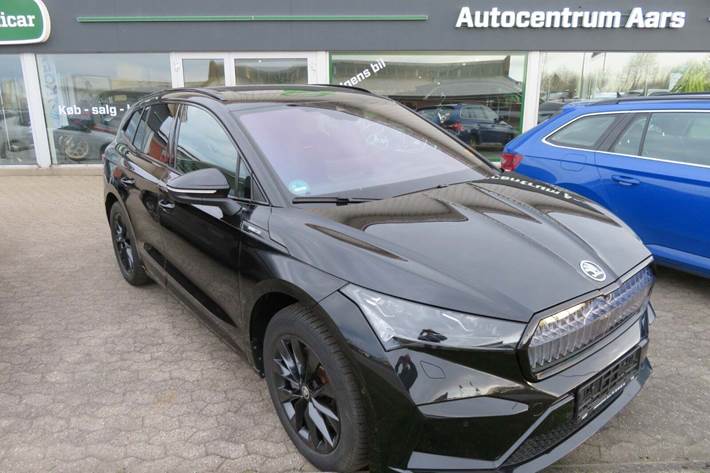 Sort Skoda Enyaq fra 2025 set udefra