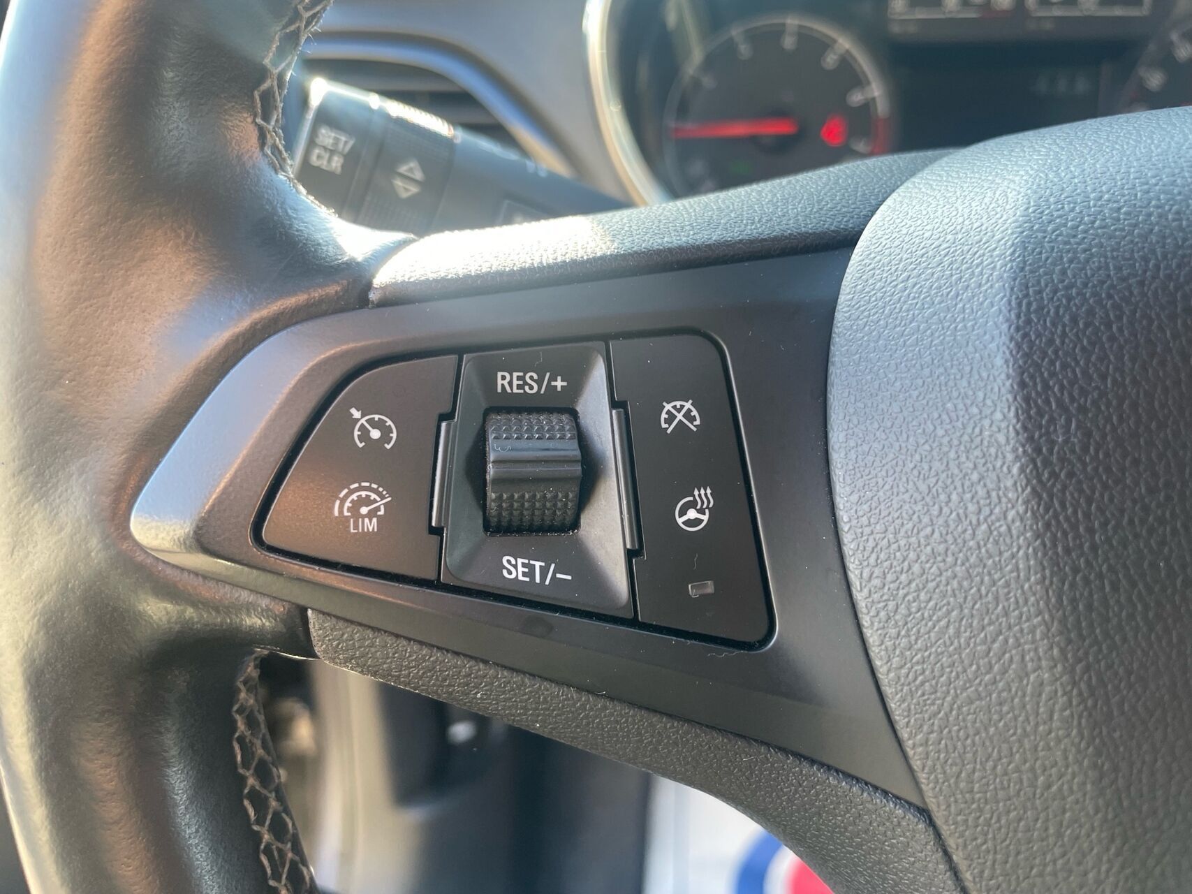 Brun Opel Karl fra 2017 set indefra