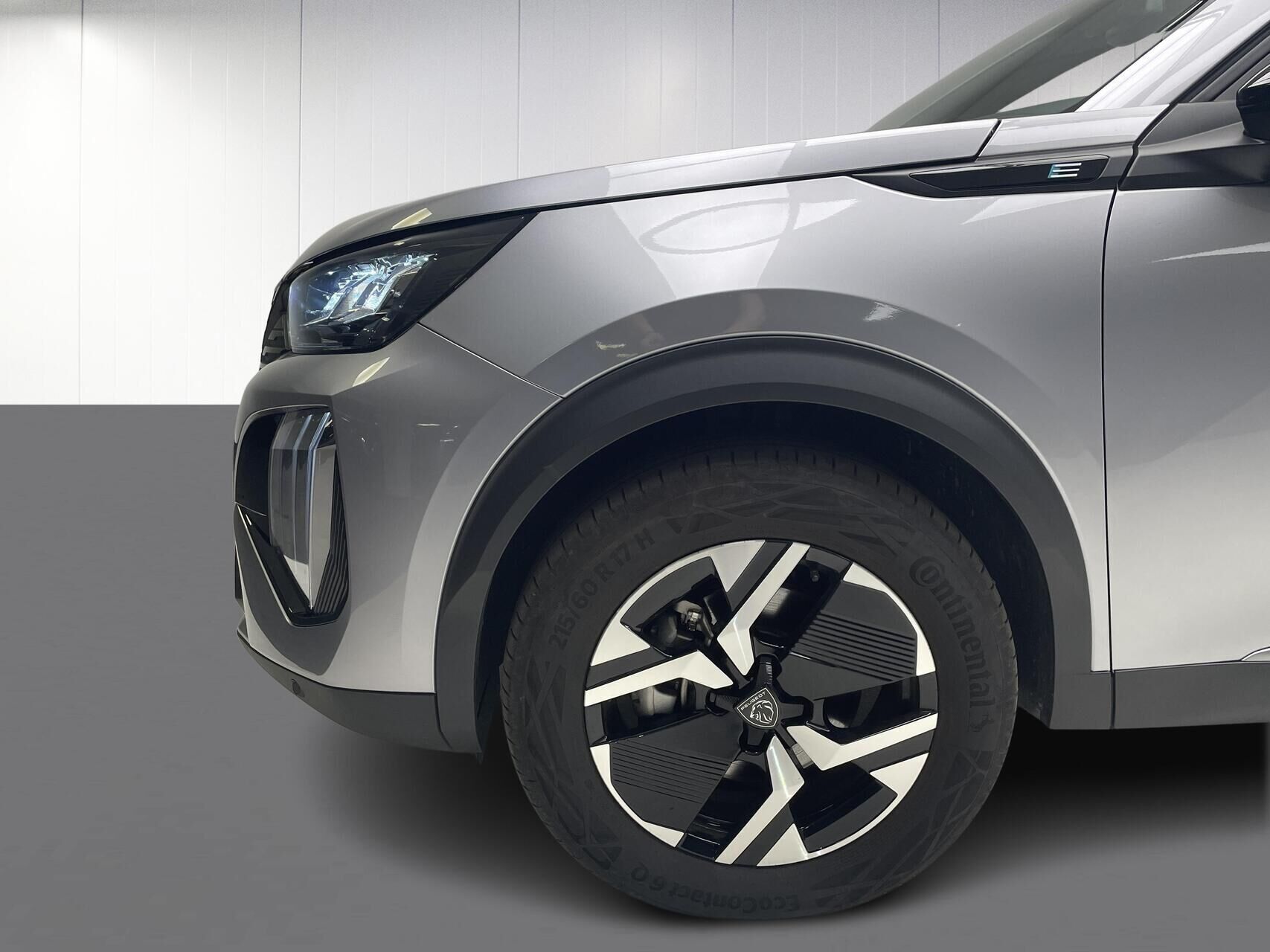 Grå Peugeot e-2008 fra 2025