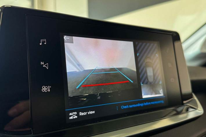 Grå Peugeot 208 fra 2022