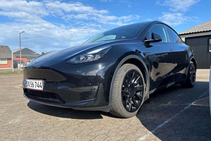 Sort Tesla Model Y fra 2023