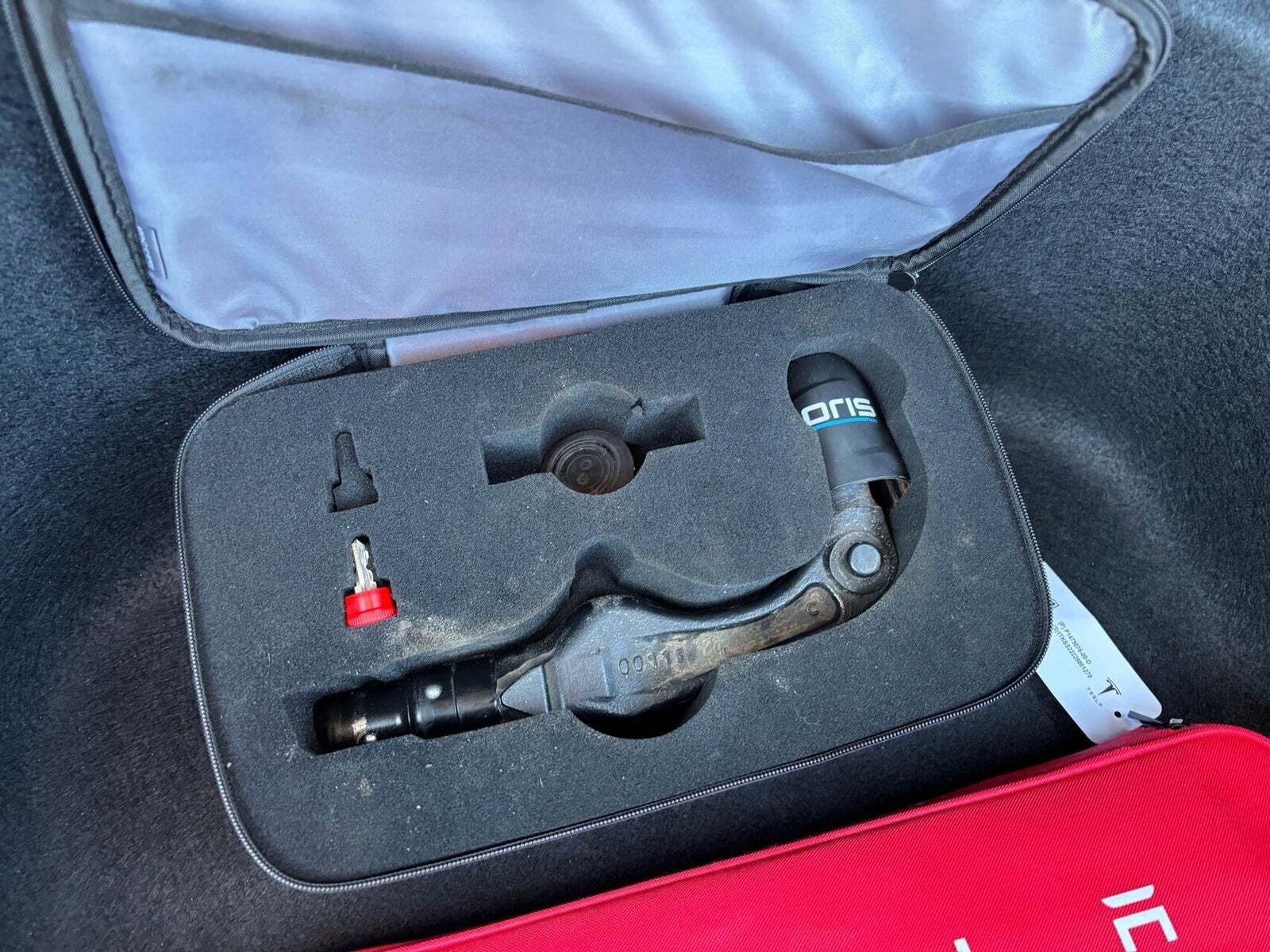 Sort Tesla Model Y fra 2023