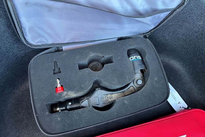 Sort Tesla Model Y fra 2023