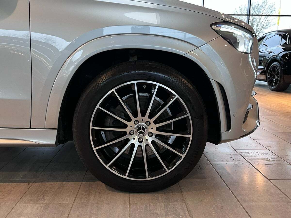 Sølv Mercedes GLE350 de fra 2022