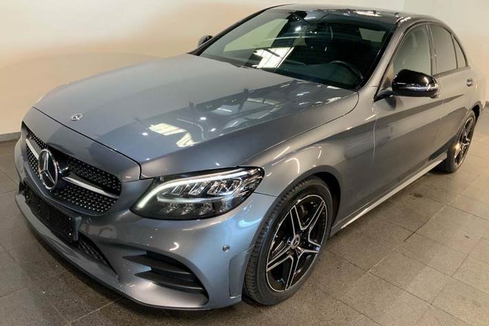 Grå Mercedes C220 d fra 2019 set udefra