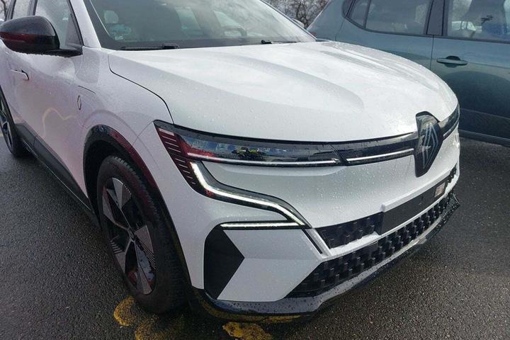 Hvid Renault Megane E-Tech fra 2023