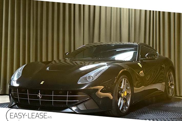 Grå Ferrari F12berlinetta fra 2012