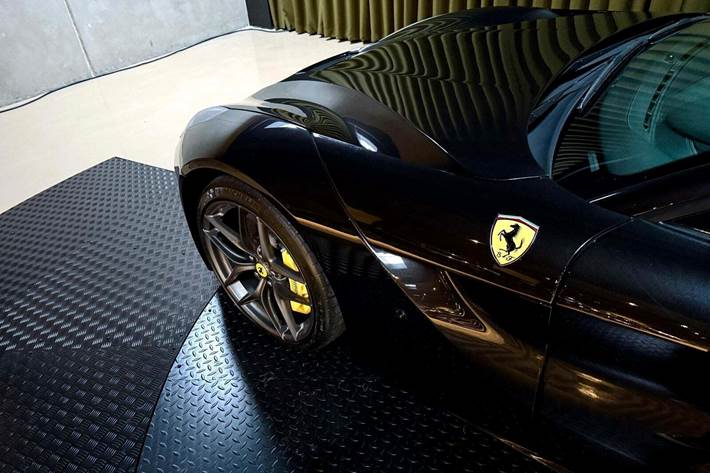 Grå Ferrari F12berlinetta fra 2012