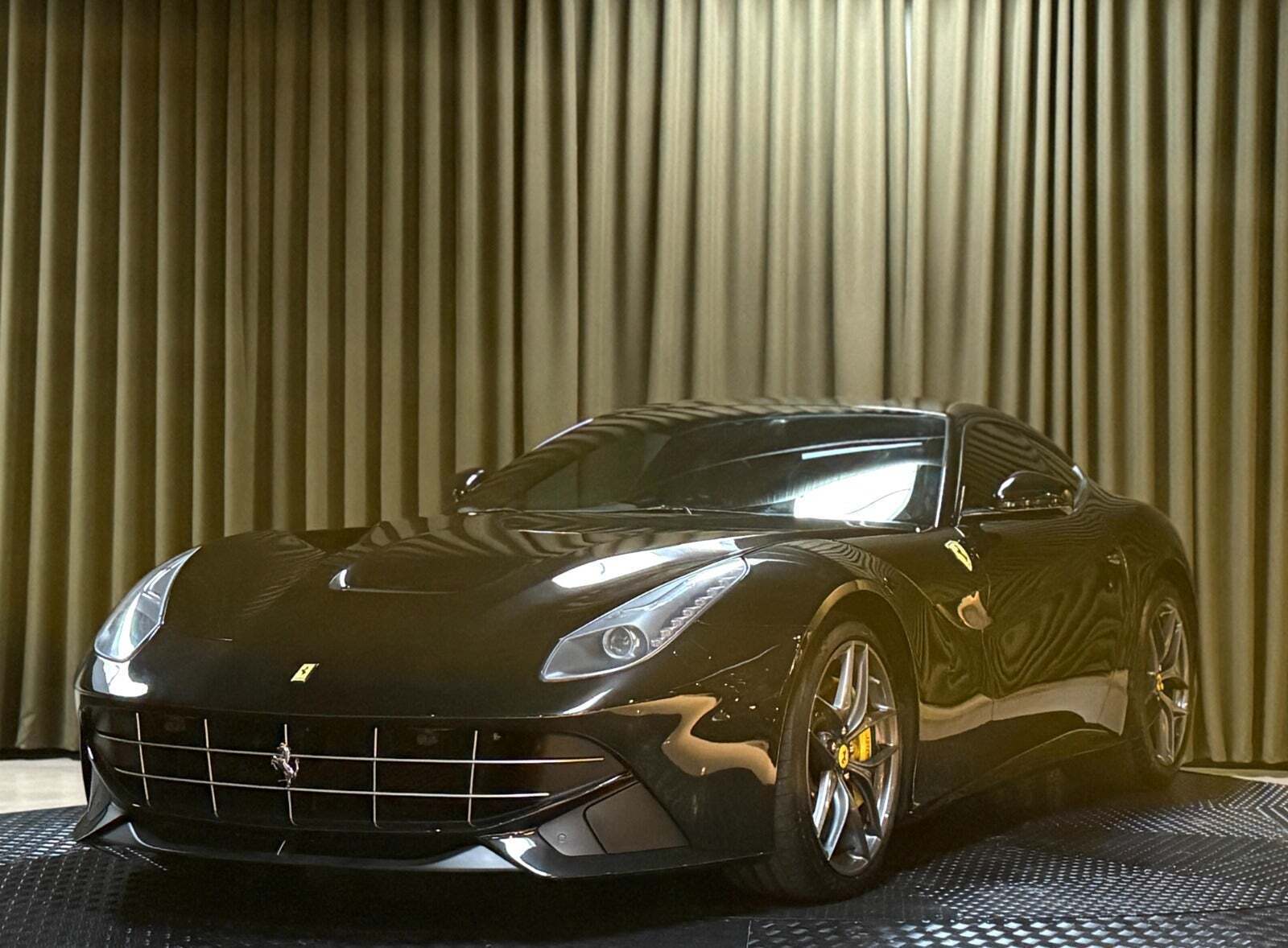 Grå Ferrari F12berlinetta fra 2012