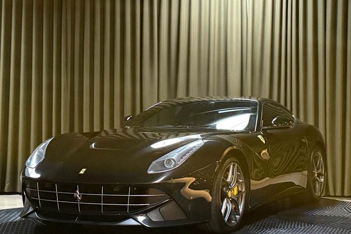 Grå Ferrari F12berlinetta fra 2012