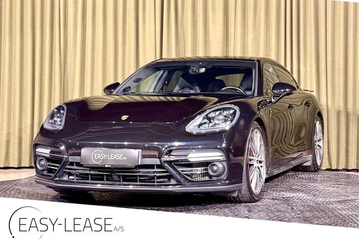 Sort Porsche Panamera Turbo fra 2017