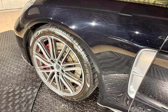 Sort Porsche Panamera Turbo fra 2017