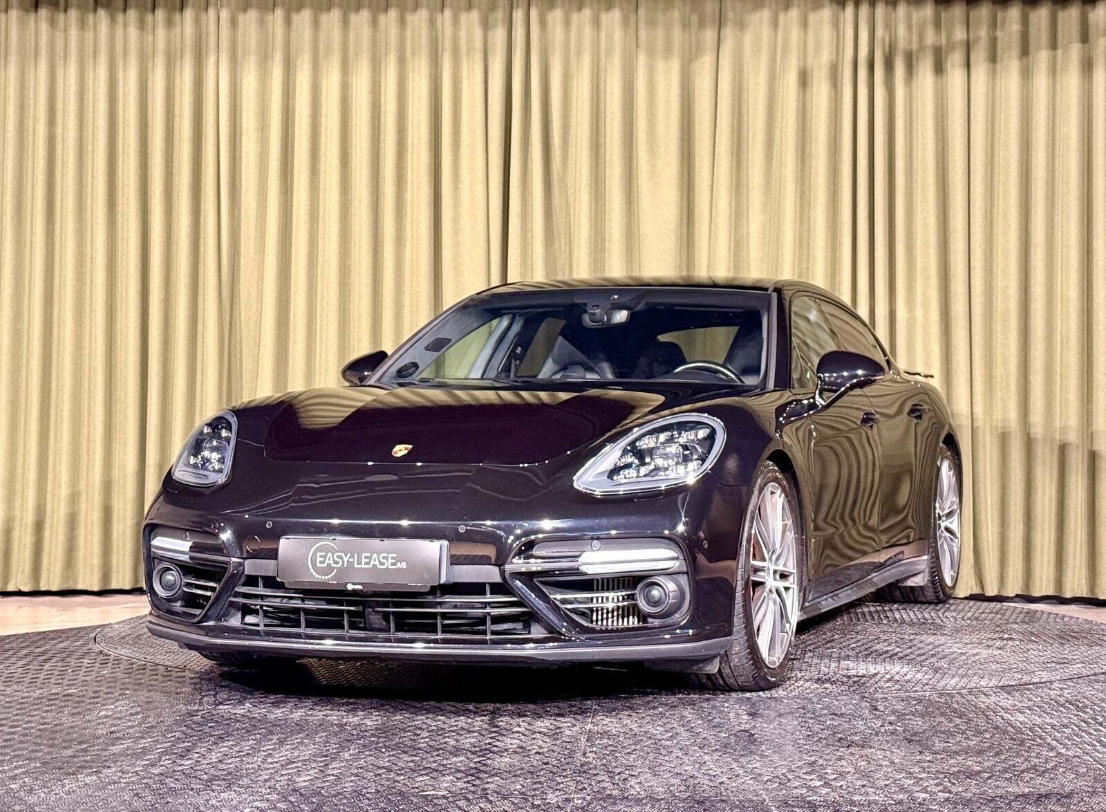 Sort Porsche Panamera Turbo fra 2017