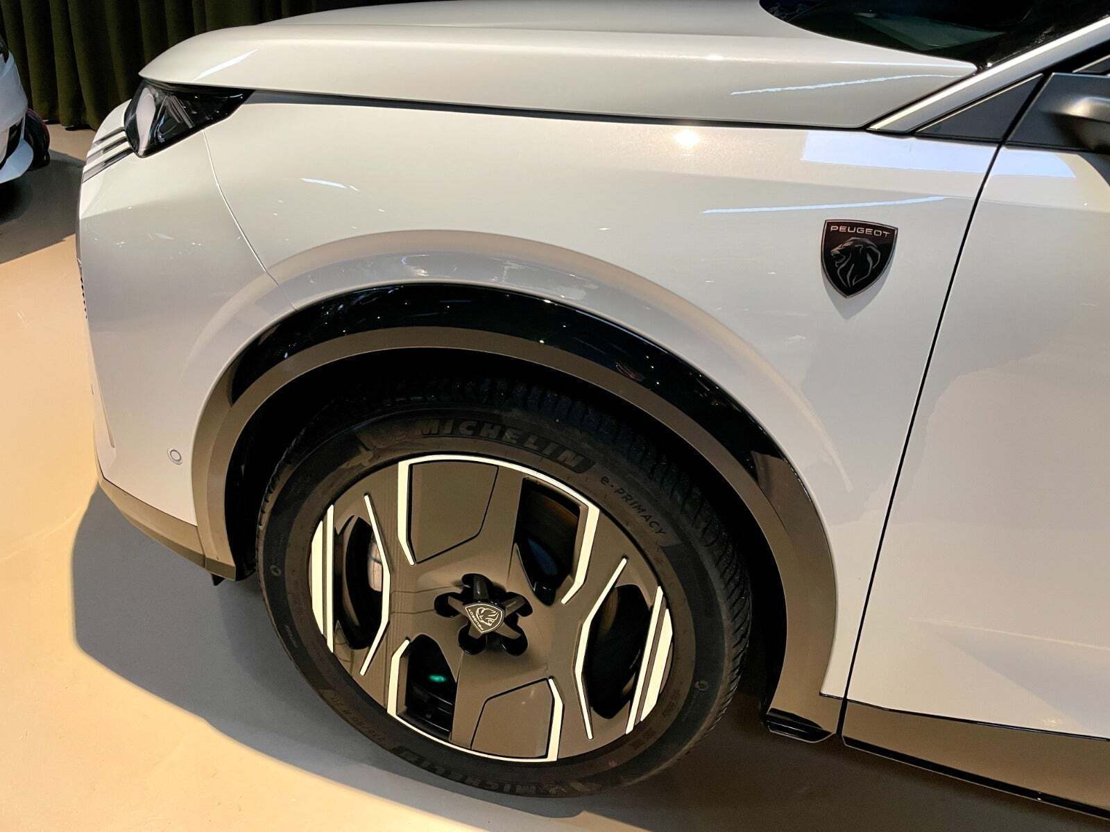 Peugeot e-3008 77 GT