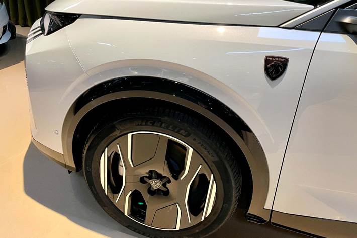 Hvid Peugeot e-3008 fra 2024