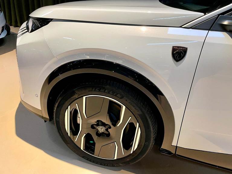 Peugeot e-3008 77 GT
