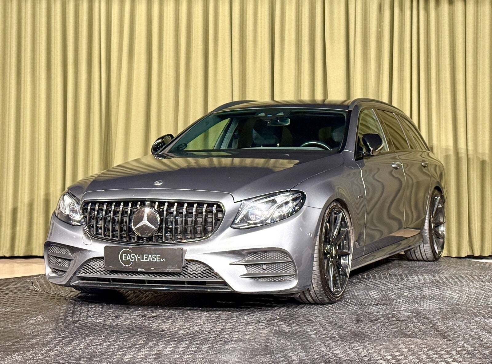 Grå Mercedes E300 de fra 2019