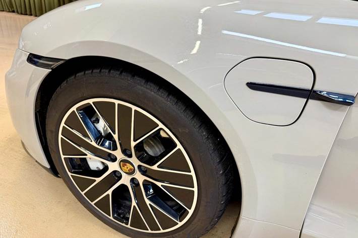 Grå Porsche Taycan Turbo fra 2021