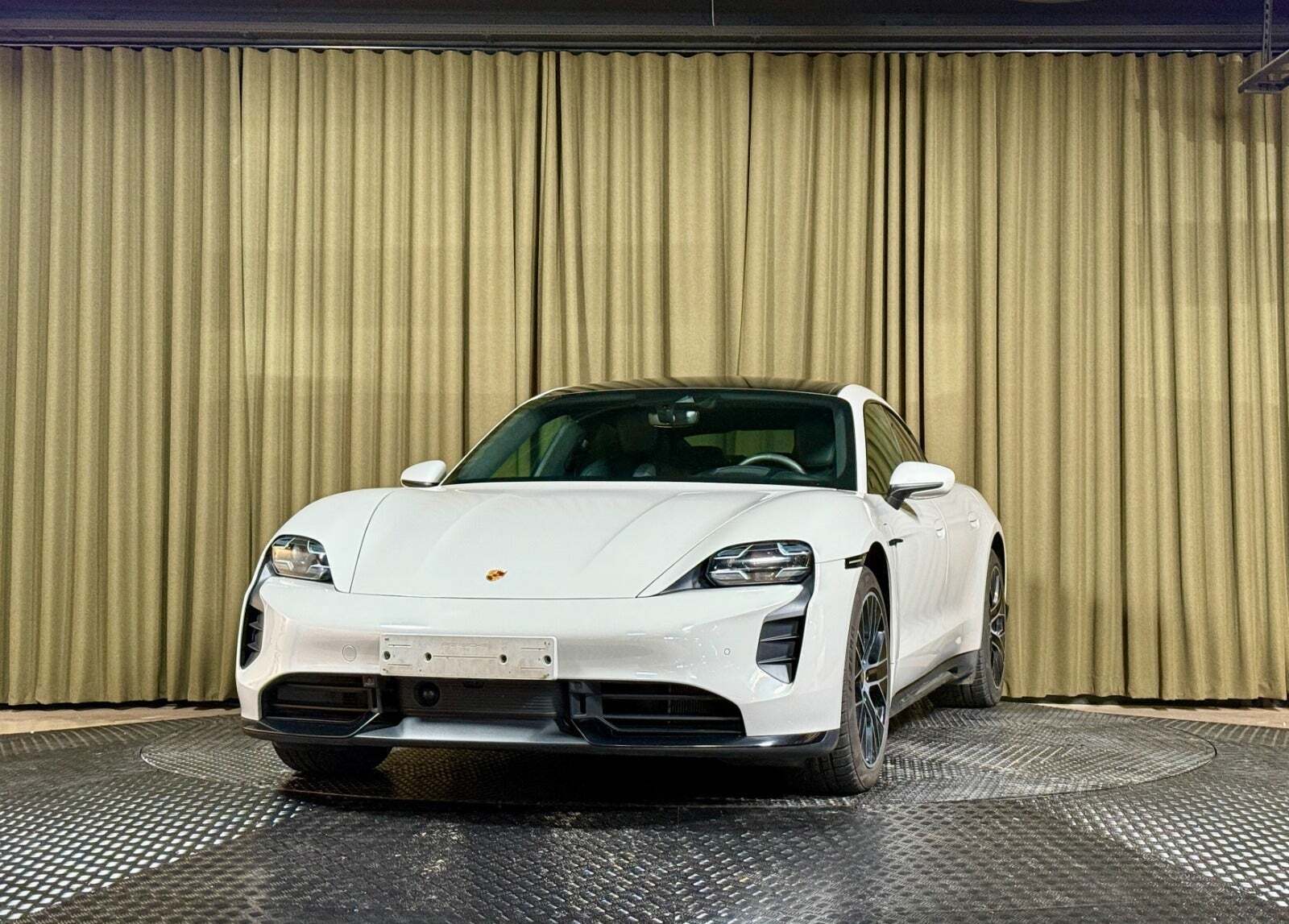 Grå Porsche Taycan Turbo fra 2021