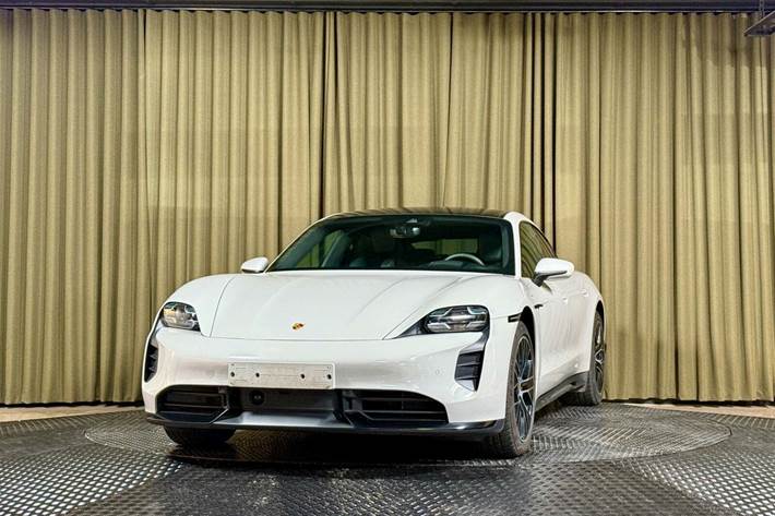 Grå Porsche Taycan Turbo fra 2021