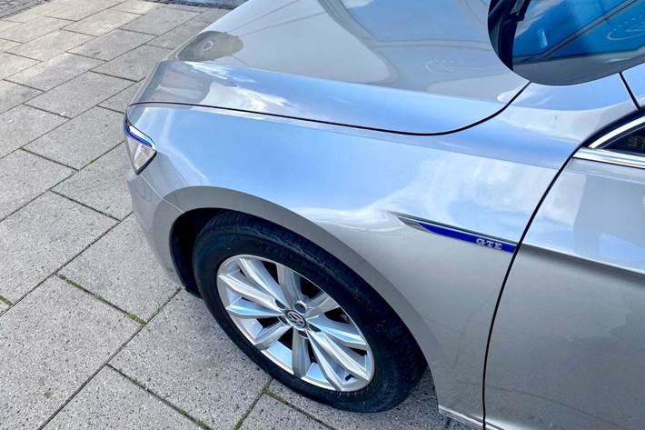 Sølv VW Passat fra 2017