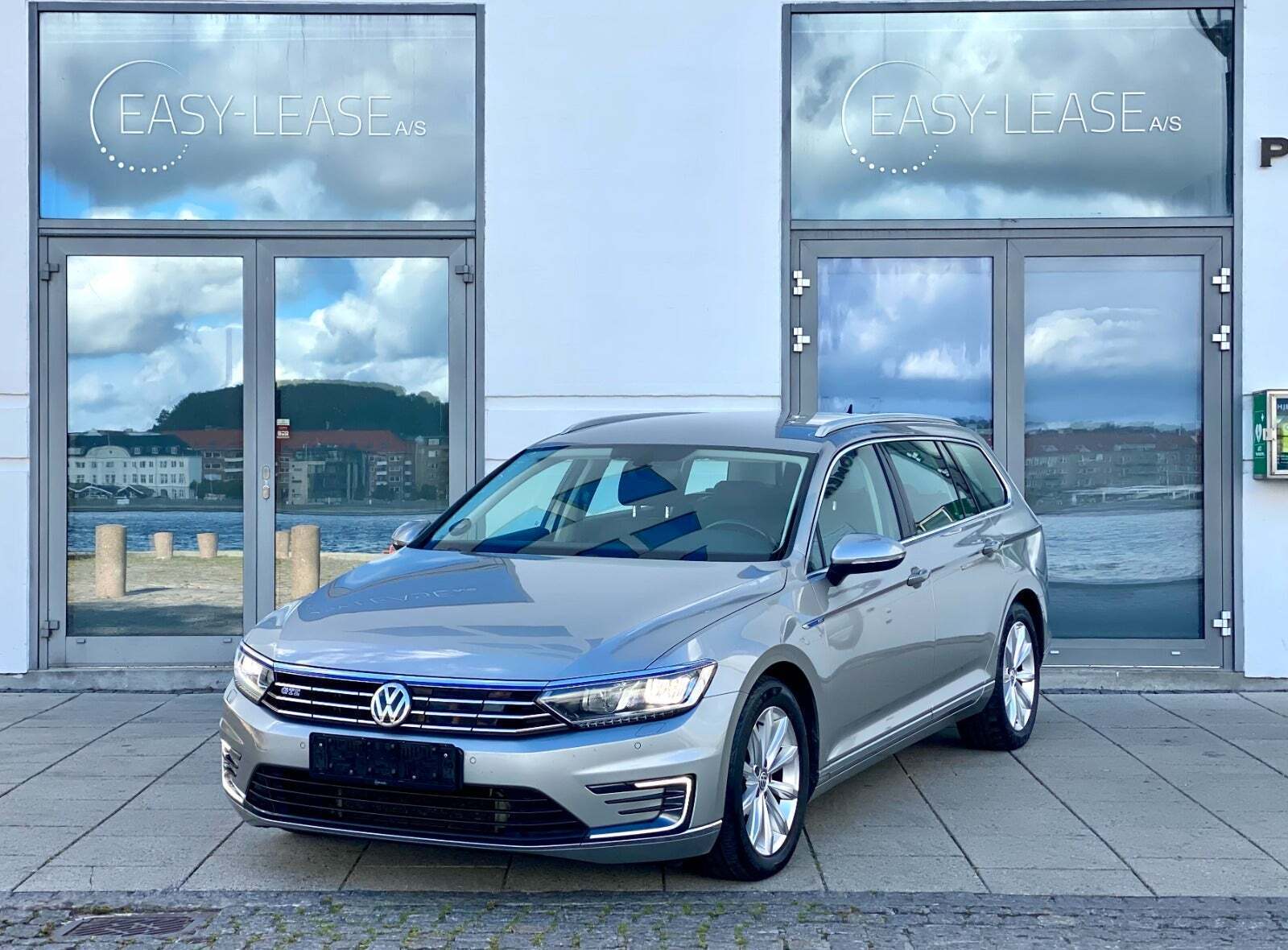 Sølv VW Passat fra 2017