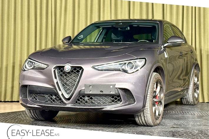 Grå Alfa Romeo Stelvio fra 2018 set udefra